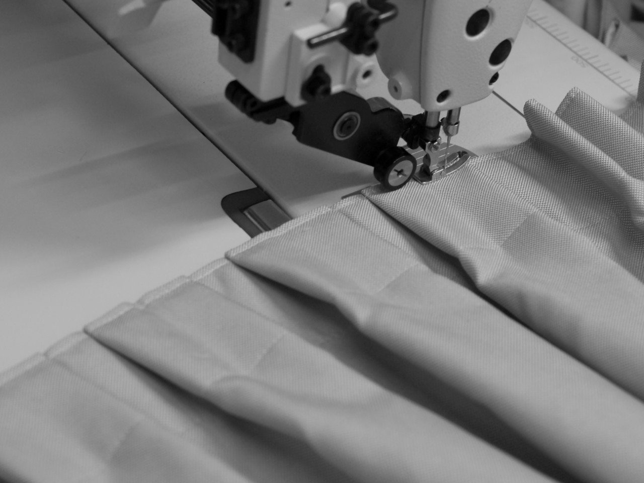 Επαγγελματική ραφή κουρτίνας στο εργαστήριο